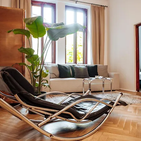Oomph Vintage 2br Gem Steps From Politechnika Varšava