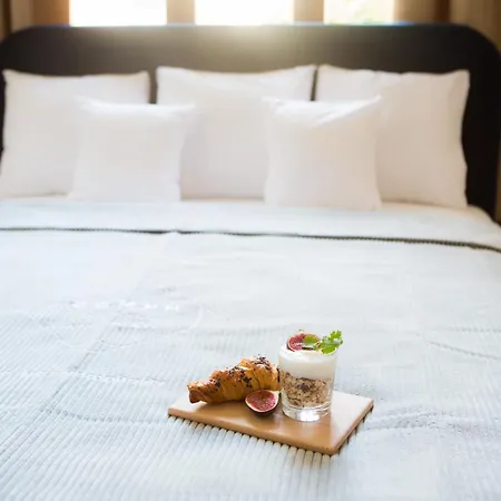 Oomph Vintage 2br Gem Steps From Politechnika Apartment *