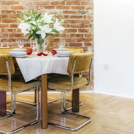 Oomph Vintage 2br Gem Steps From Politechnika وارسو