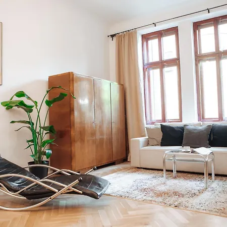 Oomph Vintage 2br Gem Steps From Politechnika