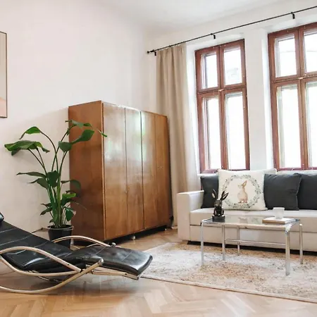 Oomph Vintage 2br Gem Steps From Politechnika Apartment